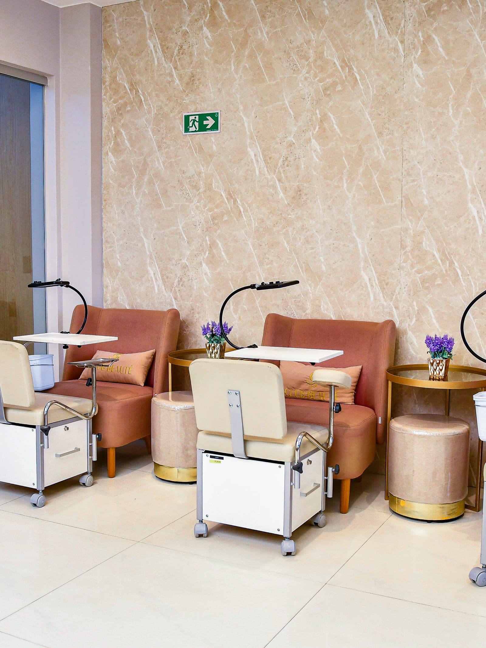 Espaço de pedicure com poltronas reclináveis
