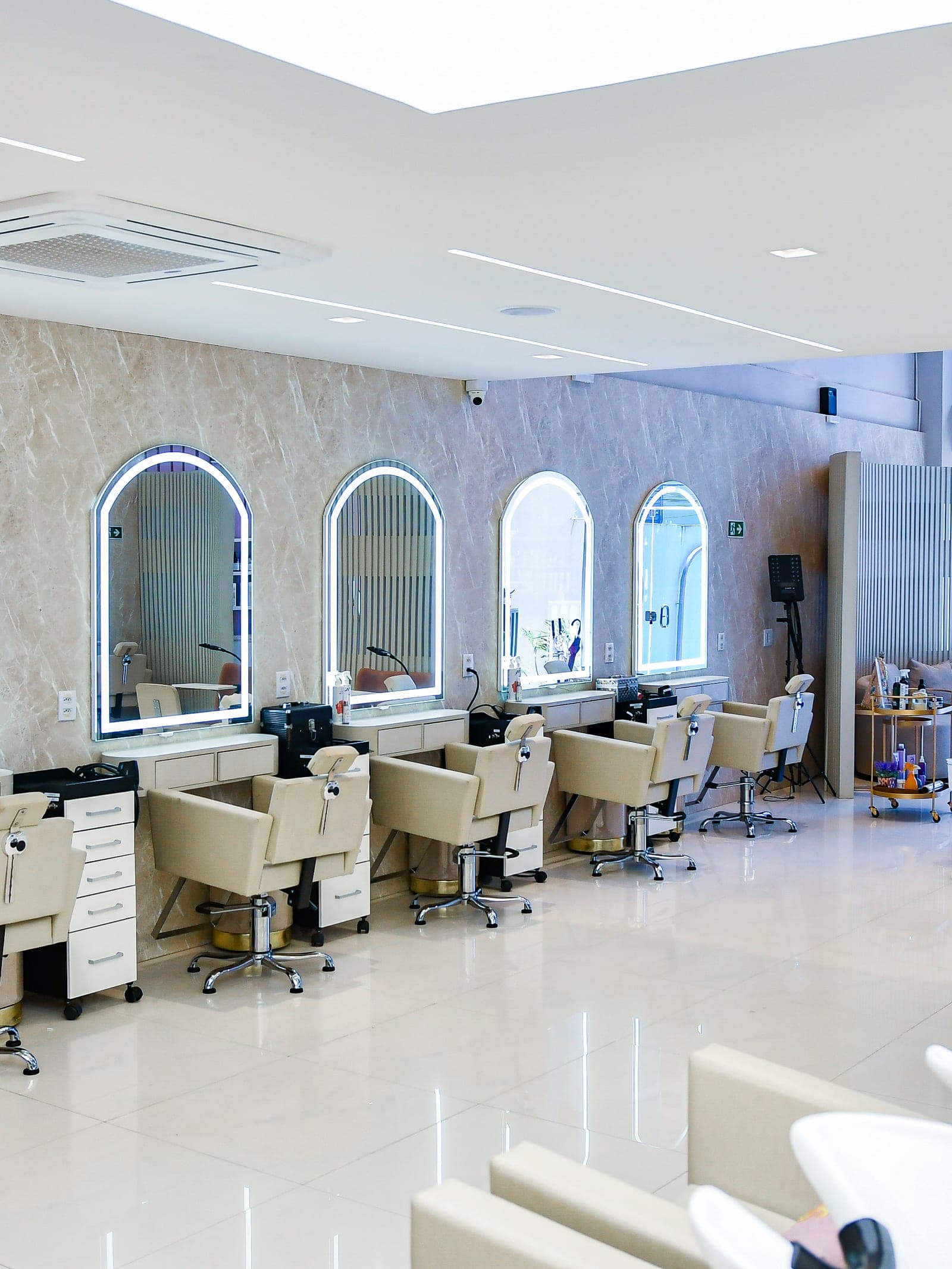 Estações de cabelo com espelhos arco do Club Beauté